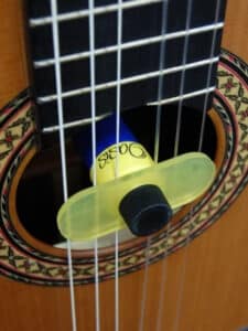 O Oasis Humidifier for acoustic guitars